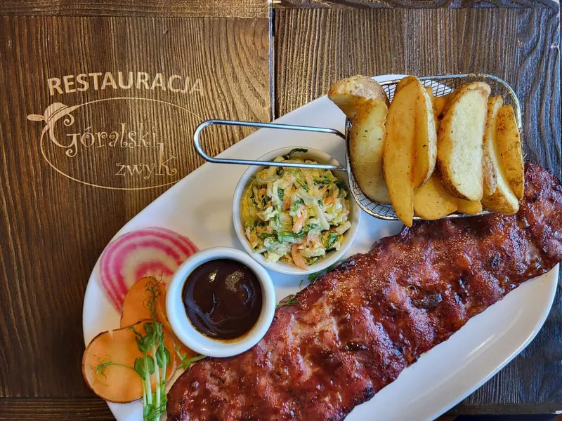 Drewniana karta z logo restauracji Góralski Zwyk